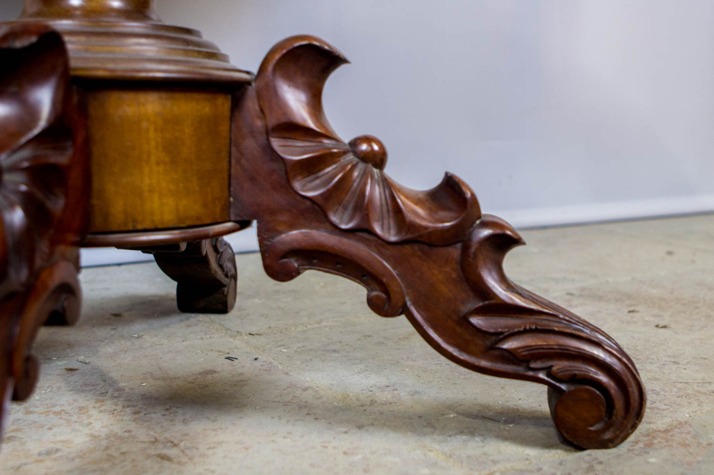 Antiik mahagonist ümmargune laud