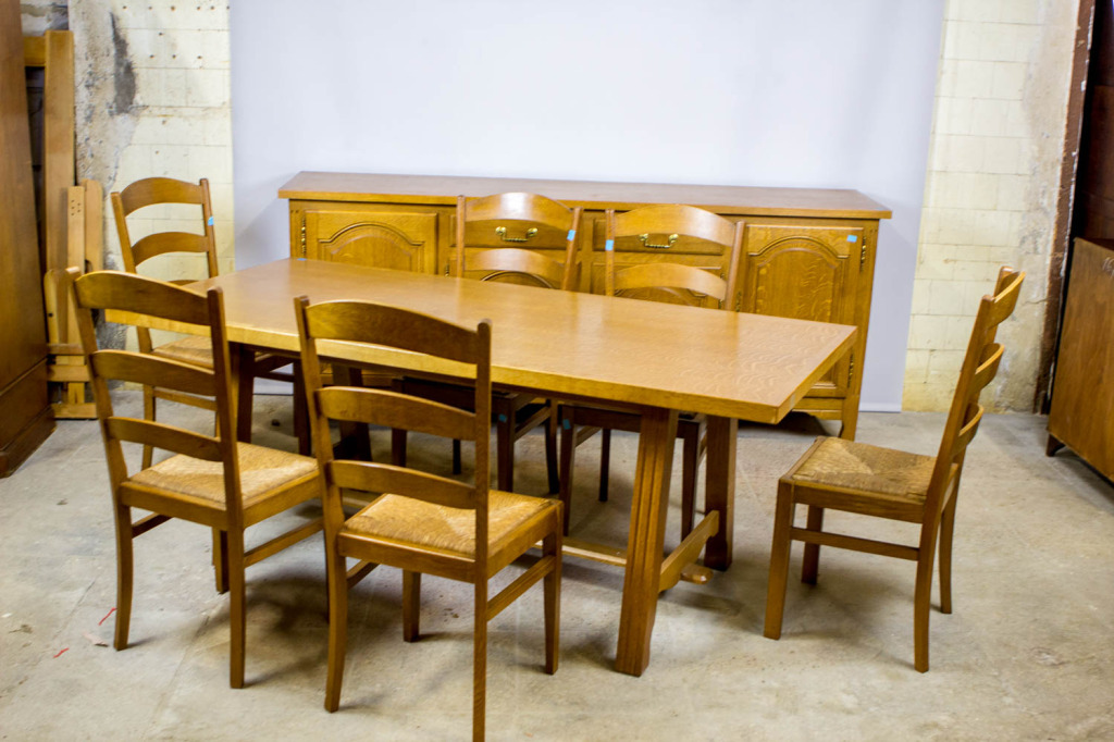 Antiikne köögimööbel söögilaud kapp kuus tooli